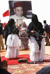 Image du Maroc Professionnelle de  Des femmes dansent pour la célébration d’un mariage au  grand moussem de Tan Tan, qui est organisé dans un site désertique sur lequel la ville de Tan Tan a toujours accueilli la majorité des tribus et des grandes familles nomades du désert lors d'un grand moussem, Samedi 24 Mars 2012. (Photo / Abdeljalil Bounhar)
